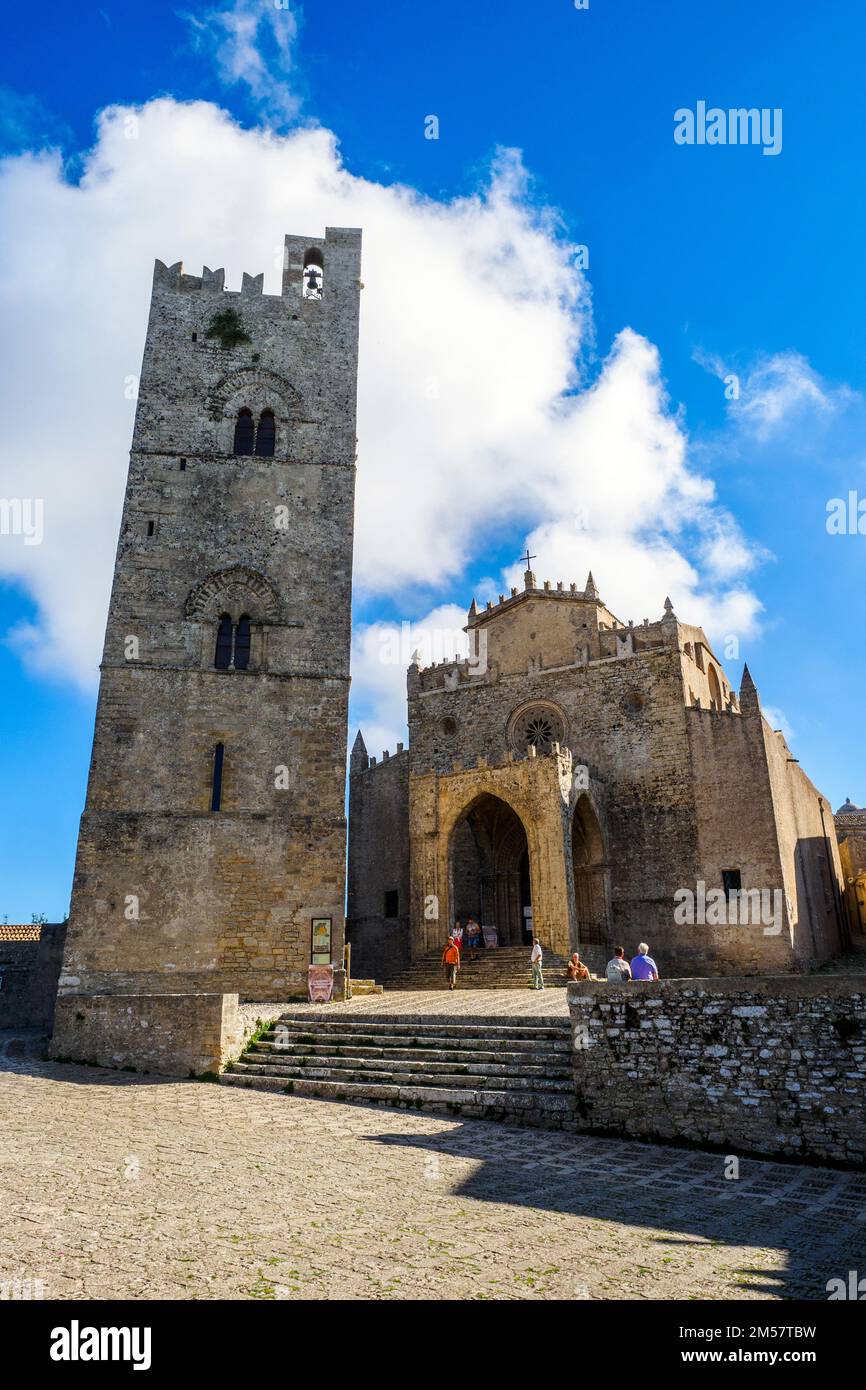 Torre di re Federico II e Cattedrale reale (vero Duomo) nella città medievale di Erice - Sicilia, Italia Foto Stock