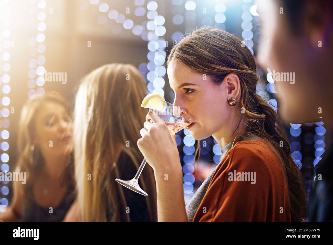 Goditi una serata sociale. un gruppo di amici che bevono insieme a una festa. Foto Stock