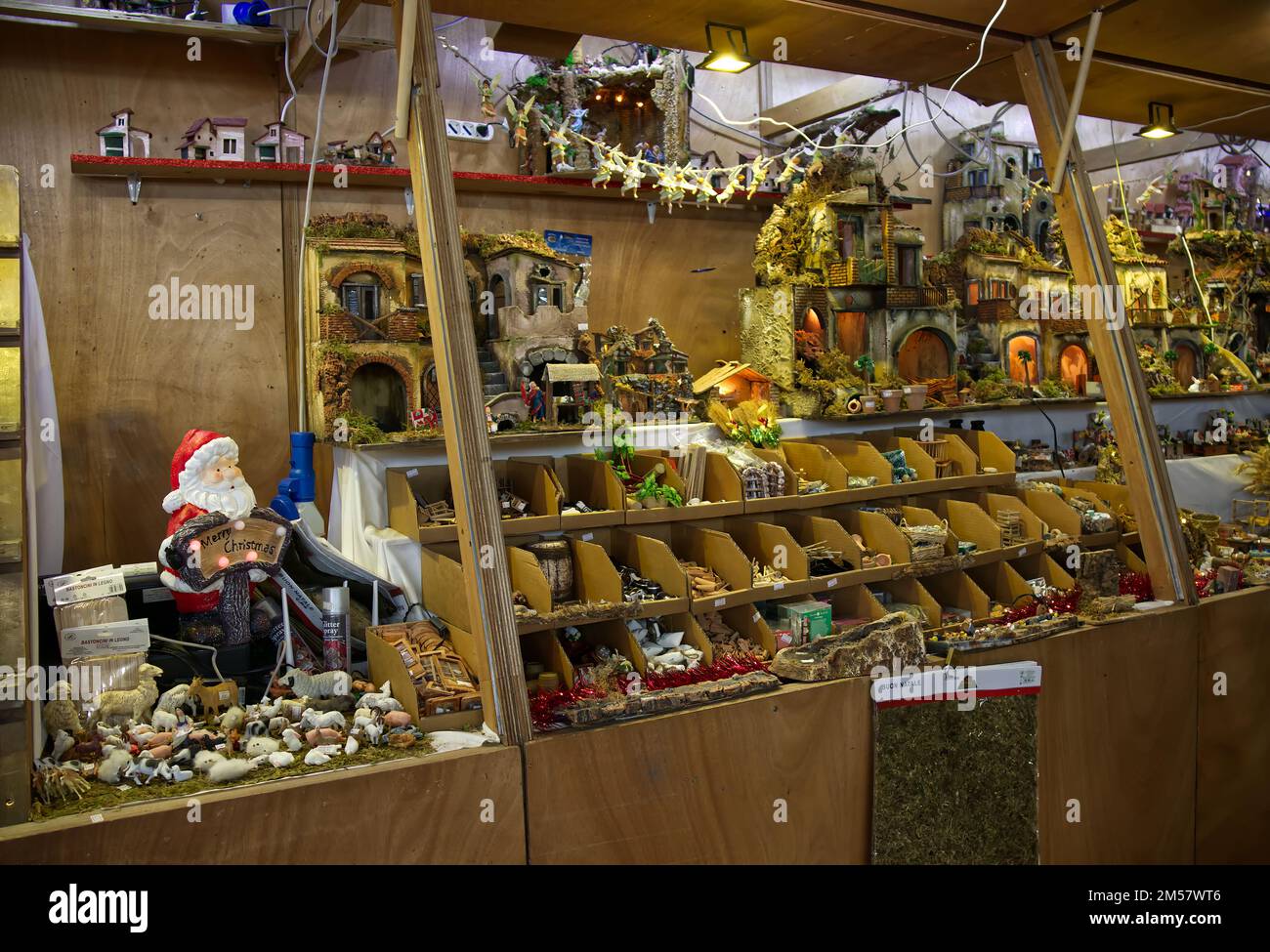 Bologna - Italia - 24 dicembre 2022: Ornamento natalizio e decorazione natalizia nel mercatino di Santa Lucia, Chiesa dei servizi. Bologna. Italia Foto Stock