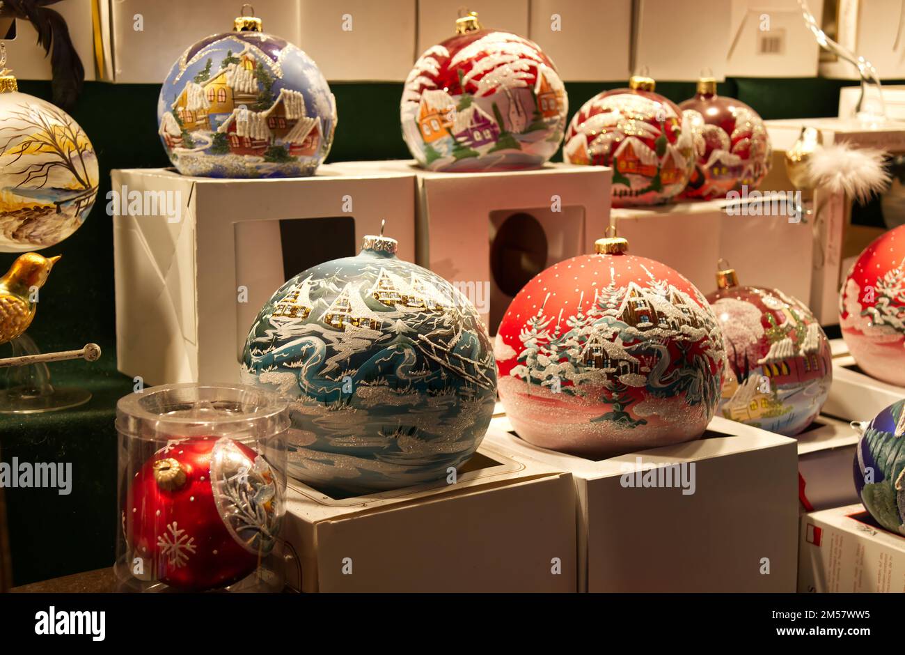 Bologna - Italia - 24 dicembre 2022: Ballo di Natale e decorazione natalizia nel mercatino di Santa Lucia, Chiesa dei servizi. Bologna. Italia Foto Stock