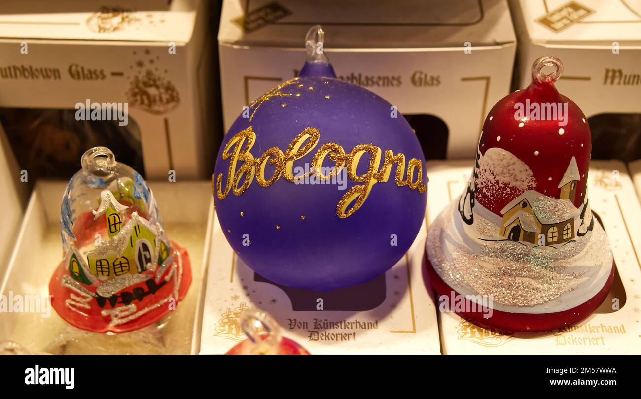 Bologna - Italia - 24 dicembre 2022: Ballo di Natale e decorazione natalizia nel mercatino di Santa Lucia, Chiesa dei servizi. Bologna. Italia Foto Stock