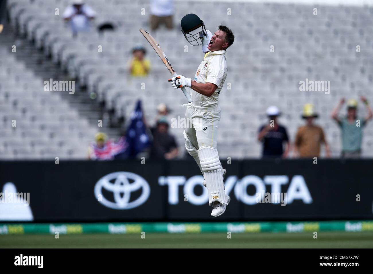 Melbourne, Australia, 27 dicembre 2022. David Warner of Australia celebra il suo doppio secolo durante il Boxing Day Test Match tra Australia e Sud Africa al Melbourne Cricket Ground il 27 dicembre 2022 a Melbourne, Australia. Credit: Dave Hewison/Speed Media/Alamy Live News Foto Stock