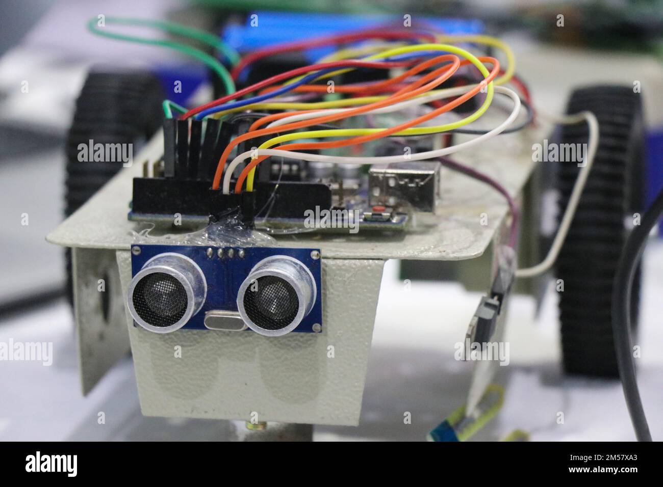Il robot che evita gli ostacoli viene realizzato utilizzando un microcontroller programmabile e un sensore a ultrasuoni insieme a motori e ruote in c.c. come progetto DI STELO Foto Stock