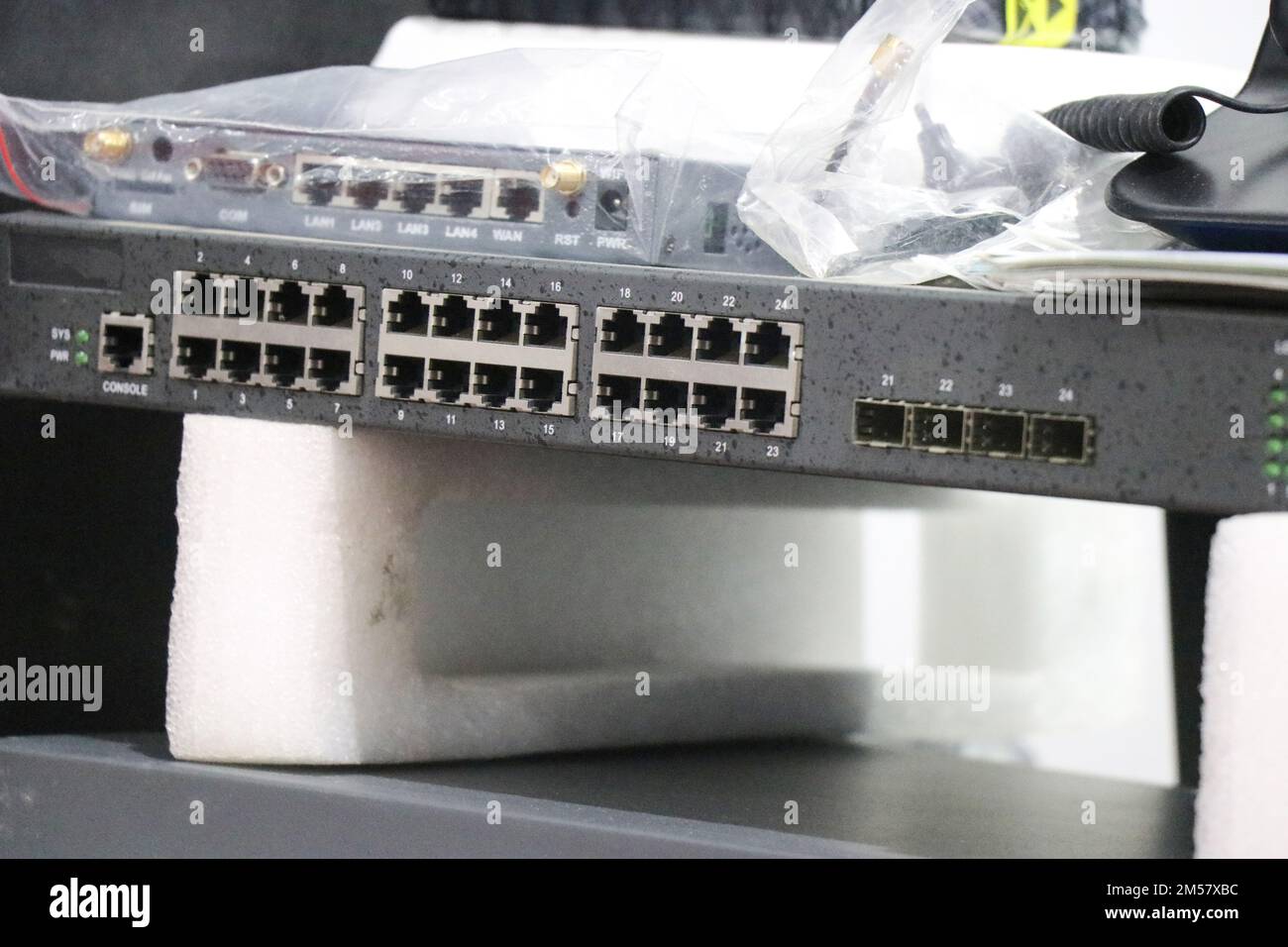 Switch Ethernet o switch LAN con 24 porte per estendere la capacità di rete Foto Stock