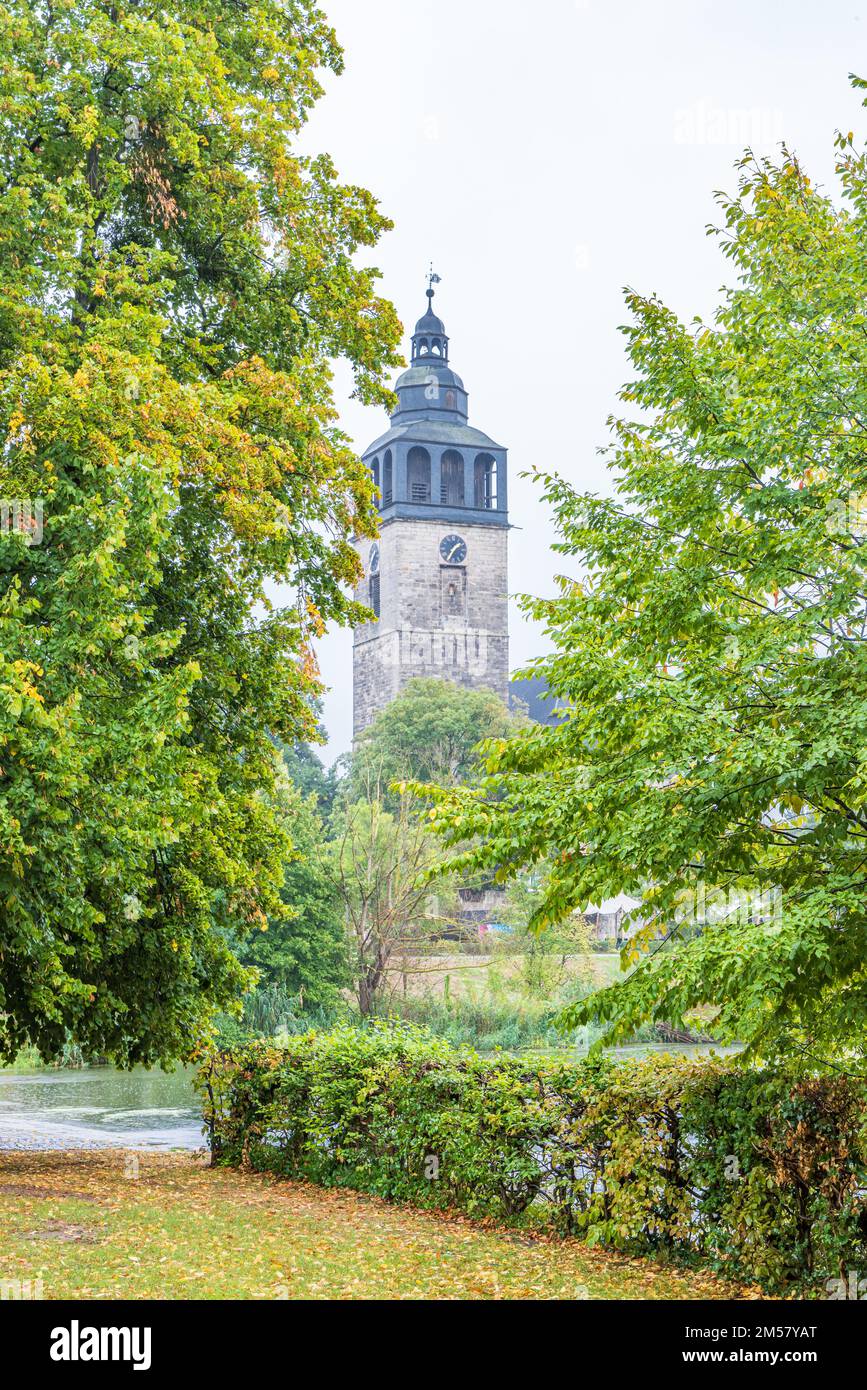 Rapide fiume Werra e Chiesa storica città Bad Sooden-Allendorf in Assia, Germania Foto Stock