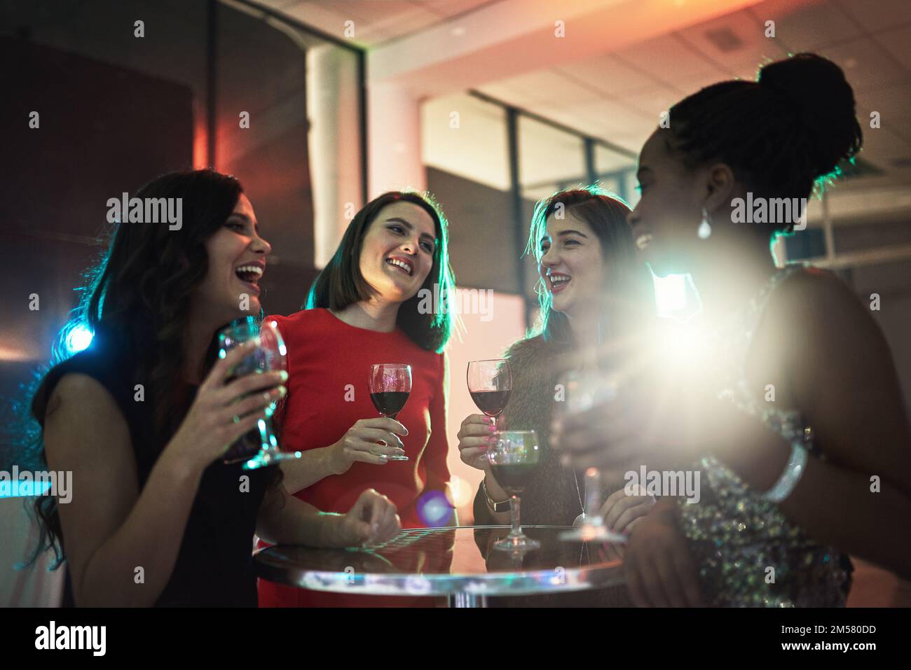 Ritrovarsi con qualche bevanda. un gruppo di amici che beve un drink in un evento sociale. Foto Stock