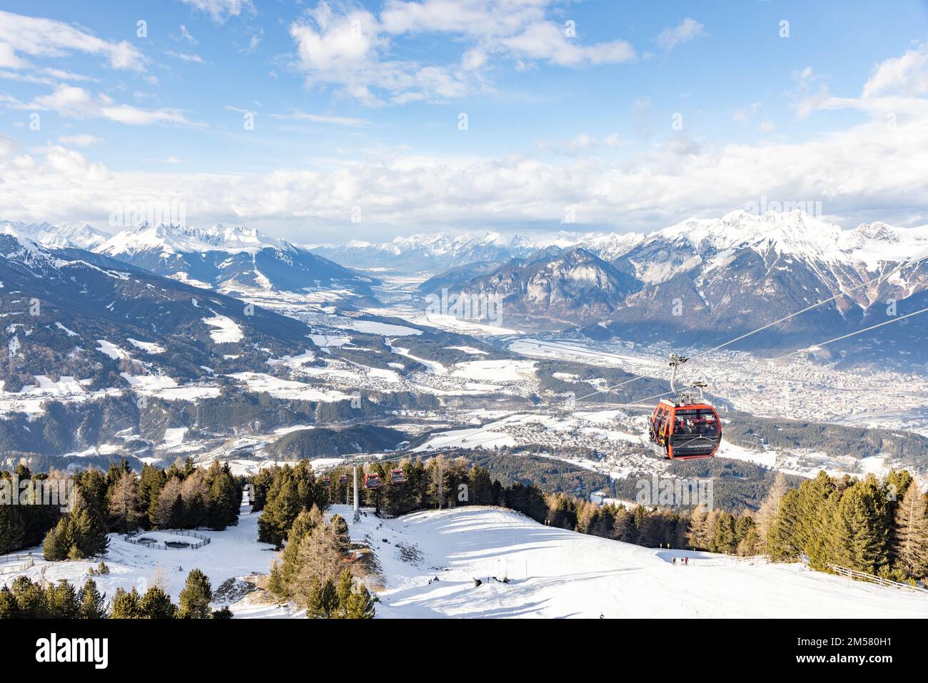 Una funivia sul monte innevato Patscherkofel in una giornata di sole a Innsbruck, Austria Foto Stock