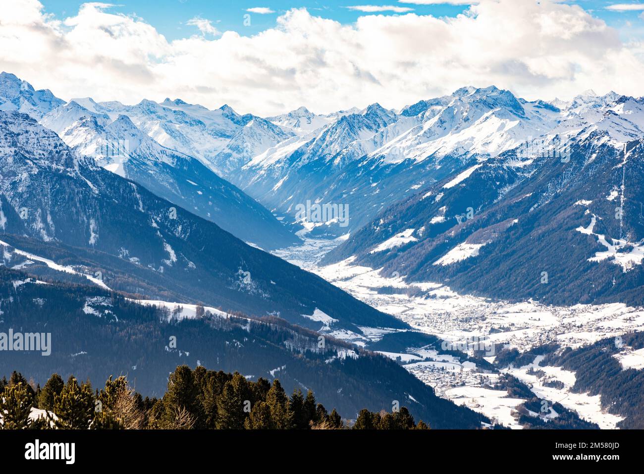 Un paesaggio della montagna innevata Patscherkofel in una giornata di sole a Innsbruck, Austria Foto Stock