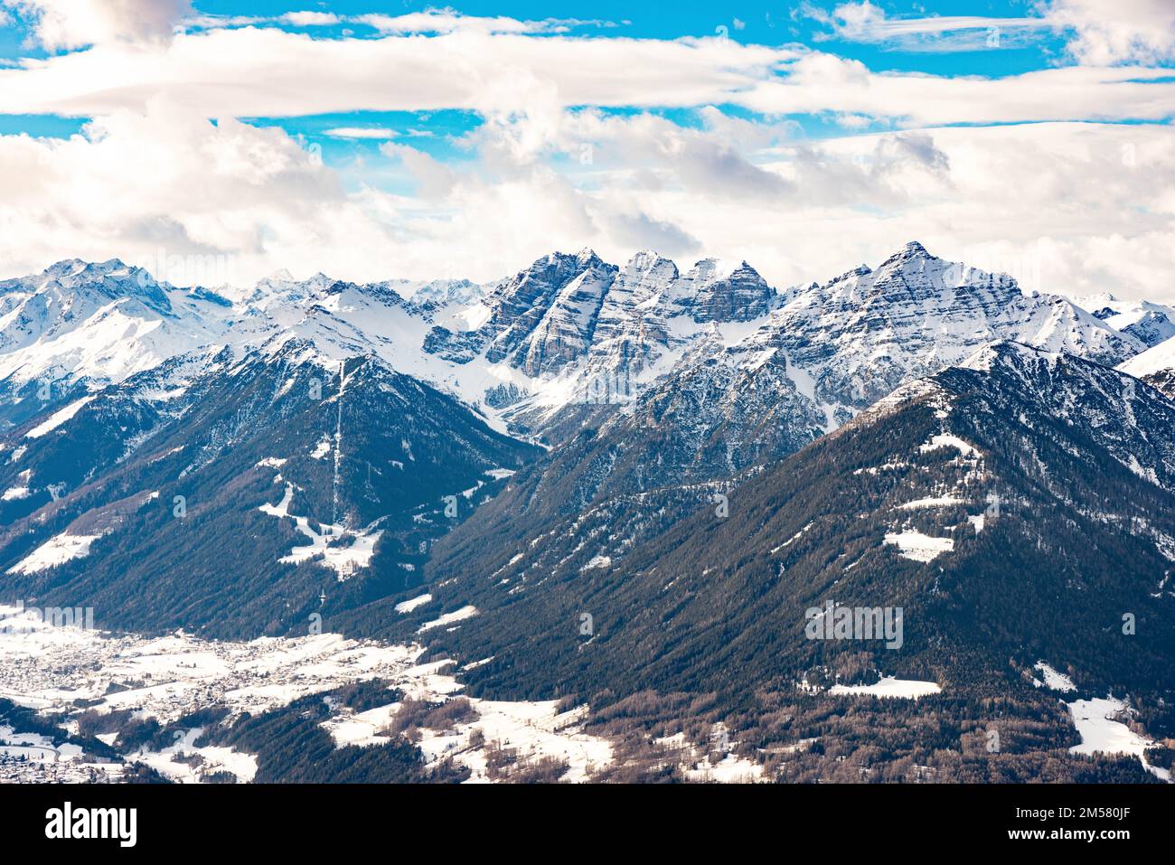 Un paesaggio della montagna innevata Patscherkofel in una giornata di sole a Innsbruck, Austria Foto Stock