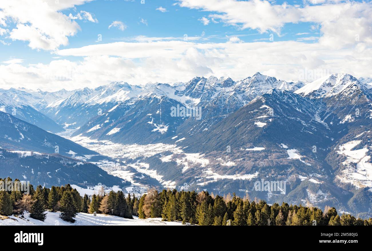 Un paesaggio della montagna innevata Patscherkofel in una giornata di sole a Innsbruck, Austria Foto Stock