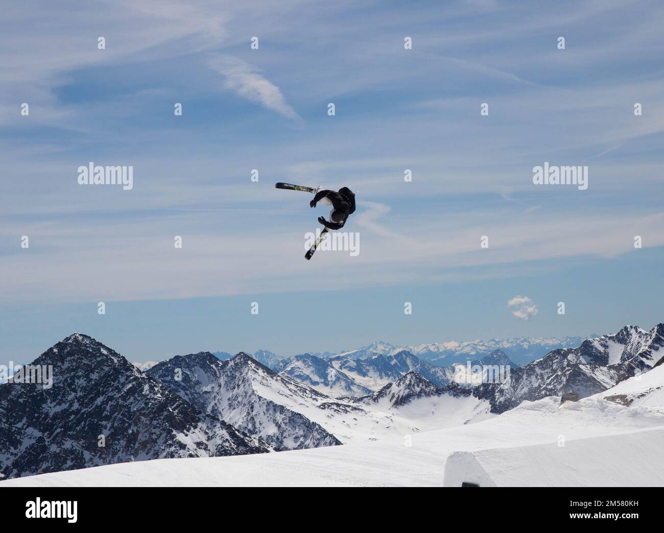 Uno sci turistico sulla montagna Patscherkofel coperta di neve a Innsbruck, Austria Foto Stock