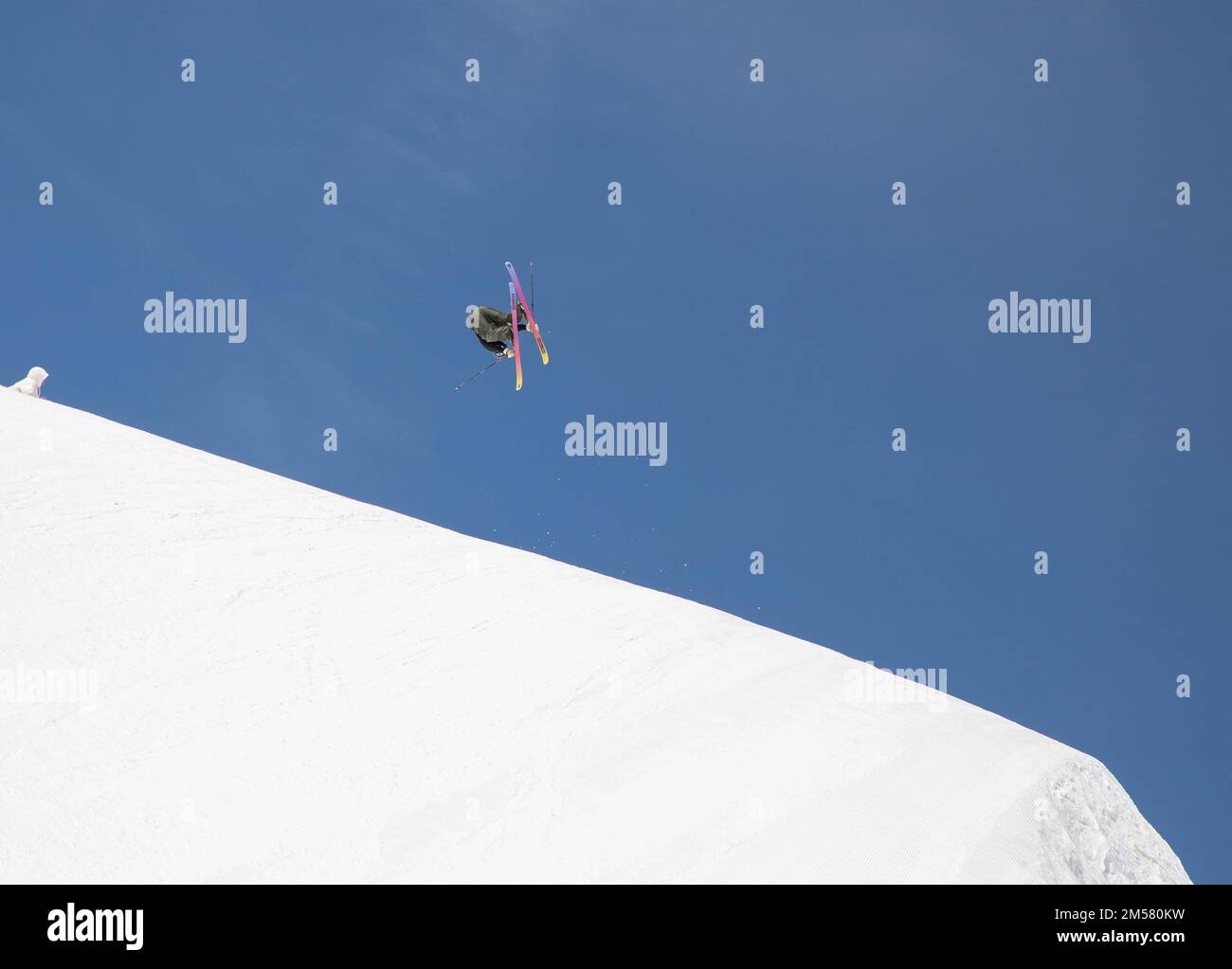 Uno sci turistico sulla montagna Patscherkofel coperta di neve a Innsbruck, Austria Foto Stock