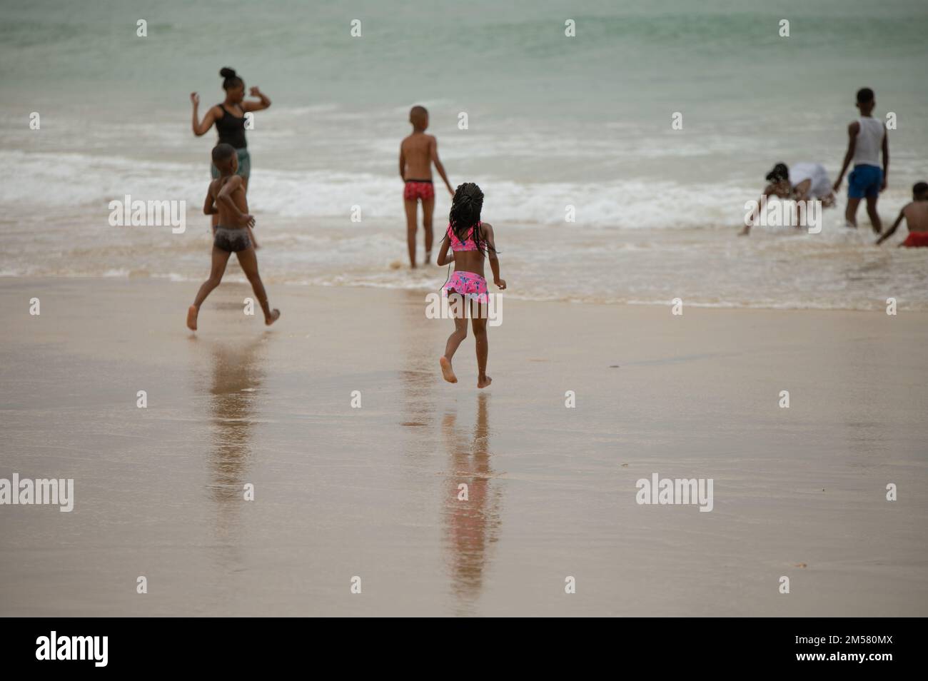 La gente ha visto correre verso la spiaggia Foto Stock