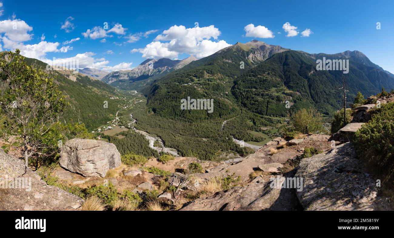 Vista panoramica sulle foreste della valle del Drac nel Champsaur dall'altopiano la Coche. Parco Nazionale degli Ecrins, Hautes-Alpes, Francia Foto Stock