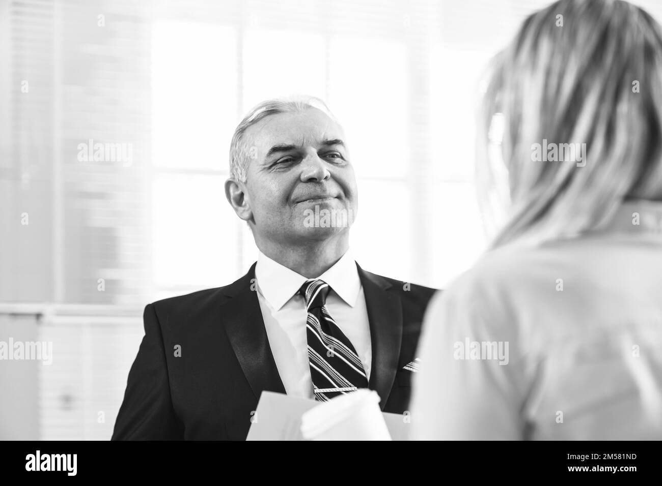 primo piano. uomo d'affari fiducioso che parla con il suo collega. Foto Stock