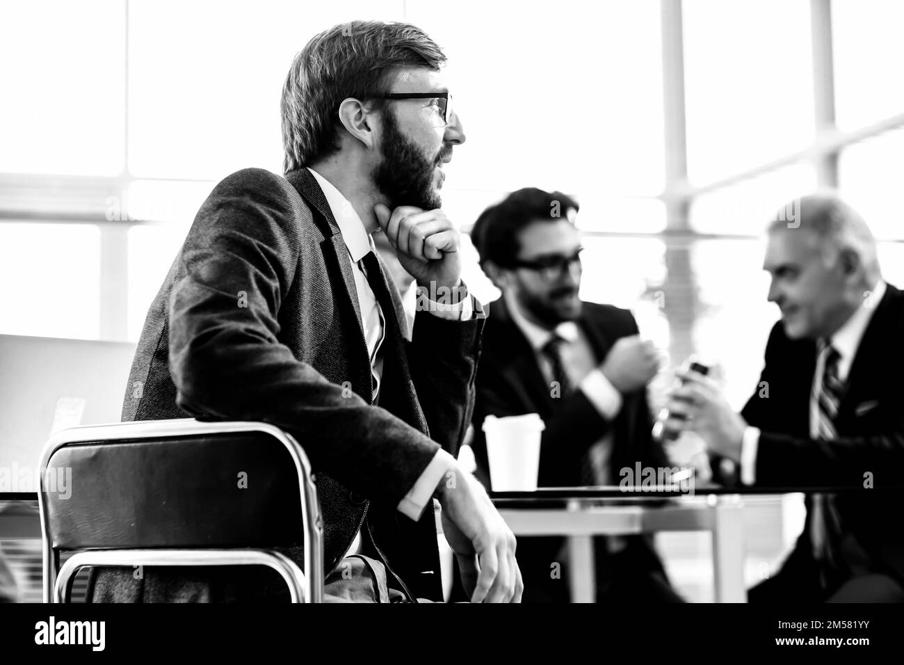 primo piano. un uomo d'affari premuroso sul posto di lavoro in ufficio. Foto Stock