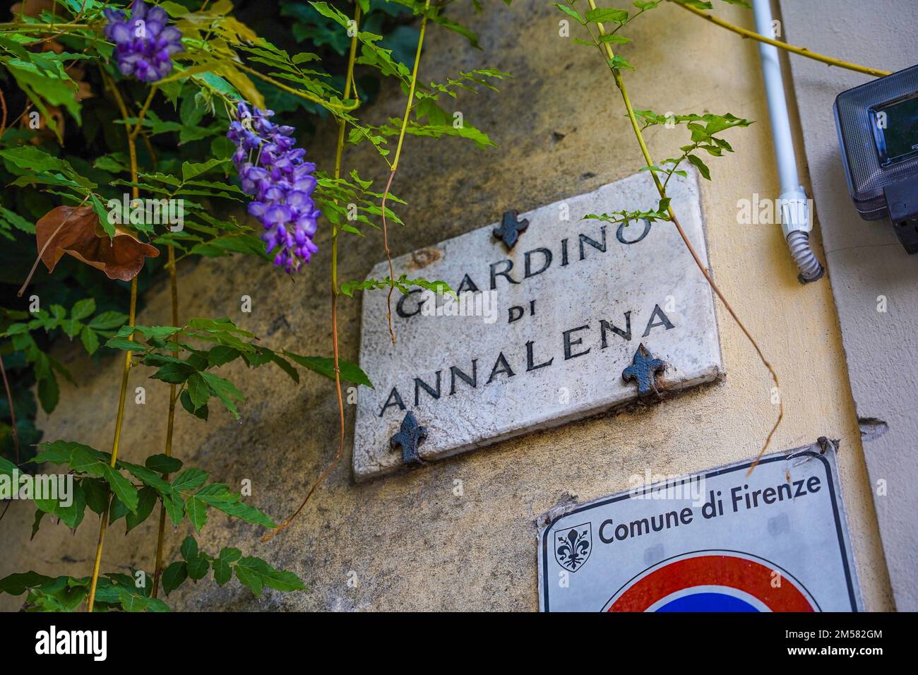 Cartello stradale che indica 'Annalena Garden', giardino storico situato nel quartiere Oltrarno, centro di Firenze, regione Toscana, Italia Foto Stock