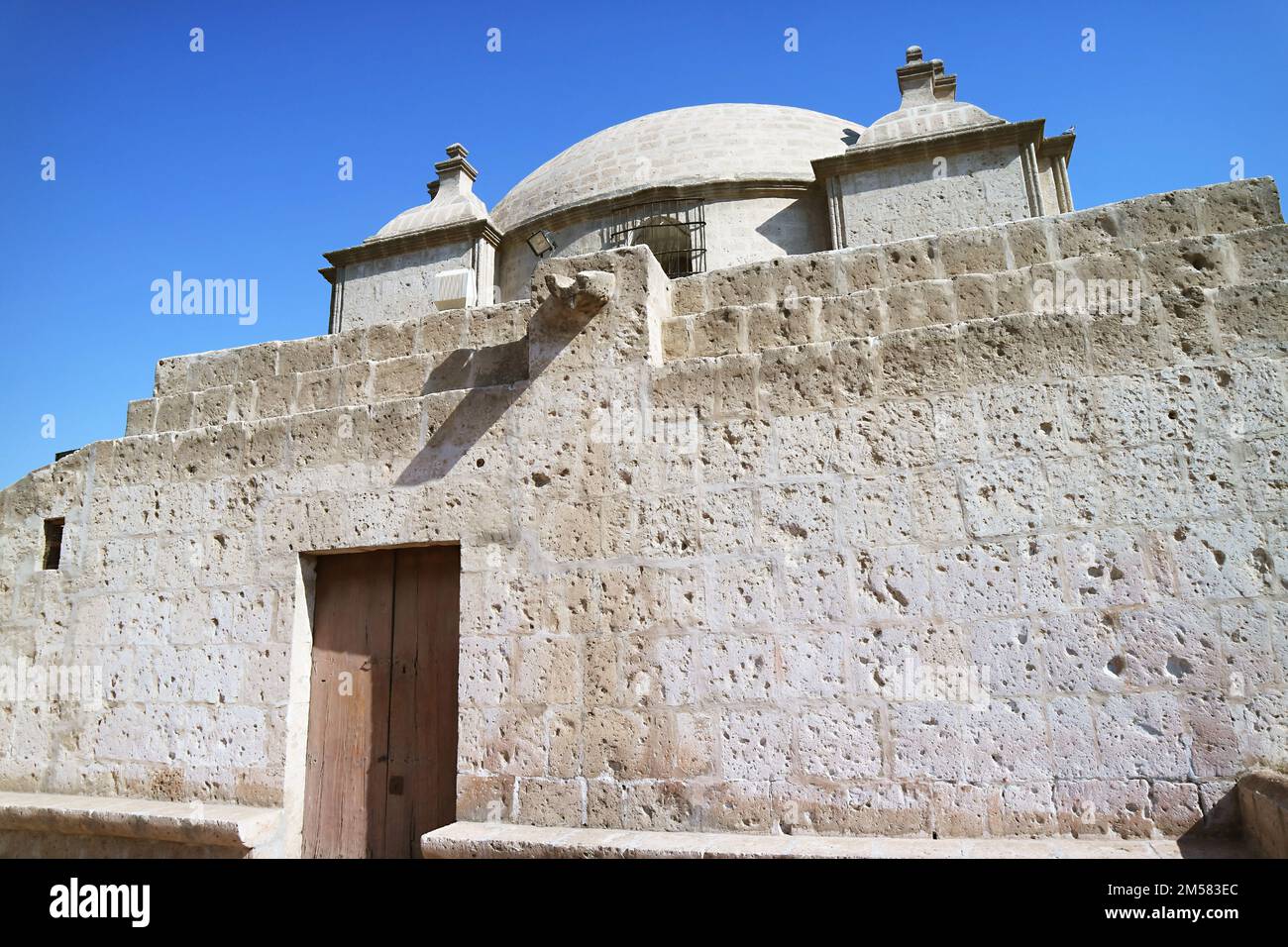 Imponente chiesa fatta di pietre vulcaniche bianche di Silla all'interno del Convento del complesso di Santa Catalina de Siena, città di Arequipa, Perù, Sud America Foto Stock