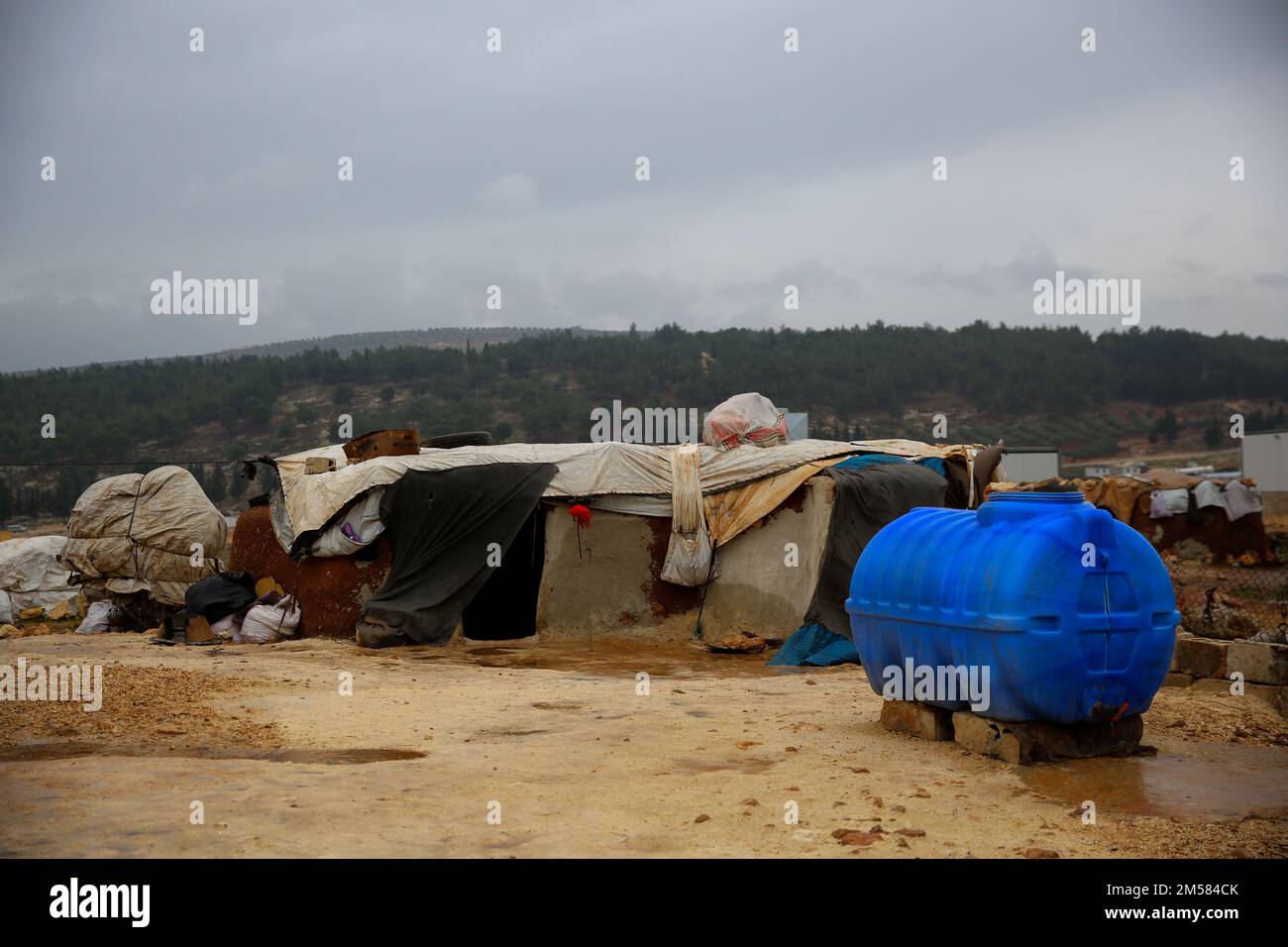 26 dicembre 2022, Sheikh Bahr, governatorato di Idlib, Siria: Idlib, Siria. 26 dicembre 2022. Il campo di Sheikh Bahr vicino alla città di Armanaz, nella campagna di Idlib. La già terribile situazione umanitaria degli sfollati interni nel nord-ovest della Siria peggiora ulteriormente con l'inizio dell'inverno. La maggior parte dei residenti del campo vive in tende improvvisate che difficilmente li proteggono dalla stagione fredda, in mezzo al conflitto di basso livello in Siria (Credit Image: © Juma Mohammad/IMAGESLIVE via ZUMA Press Wire) Foto Stock