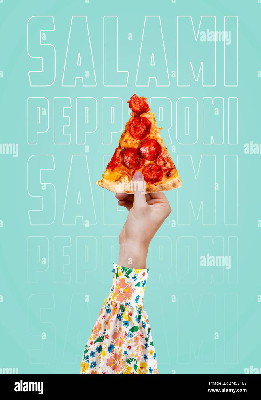 Poster del cibo moderno. Donna che tiene un pezzo di salame pepperoni pizza. Cucina moderna. Pubblicità, marketing e business. Poster, illustrazione wi Foto Stock