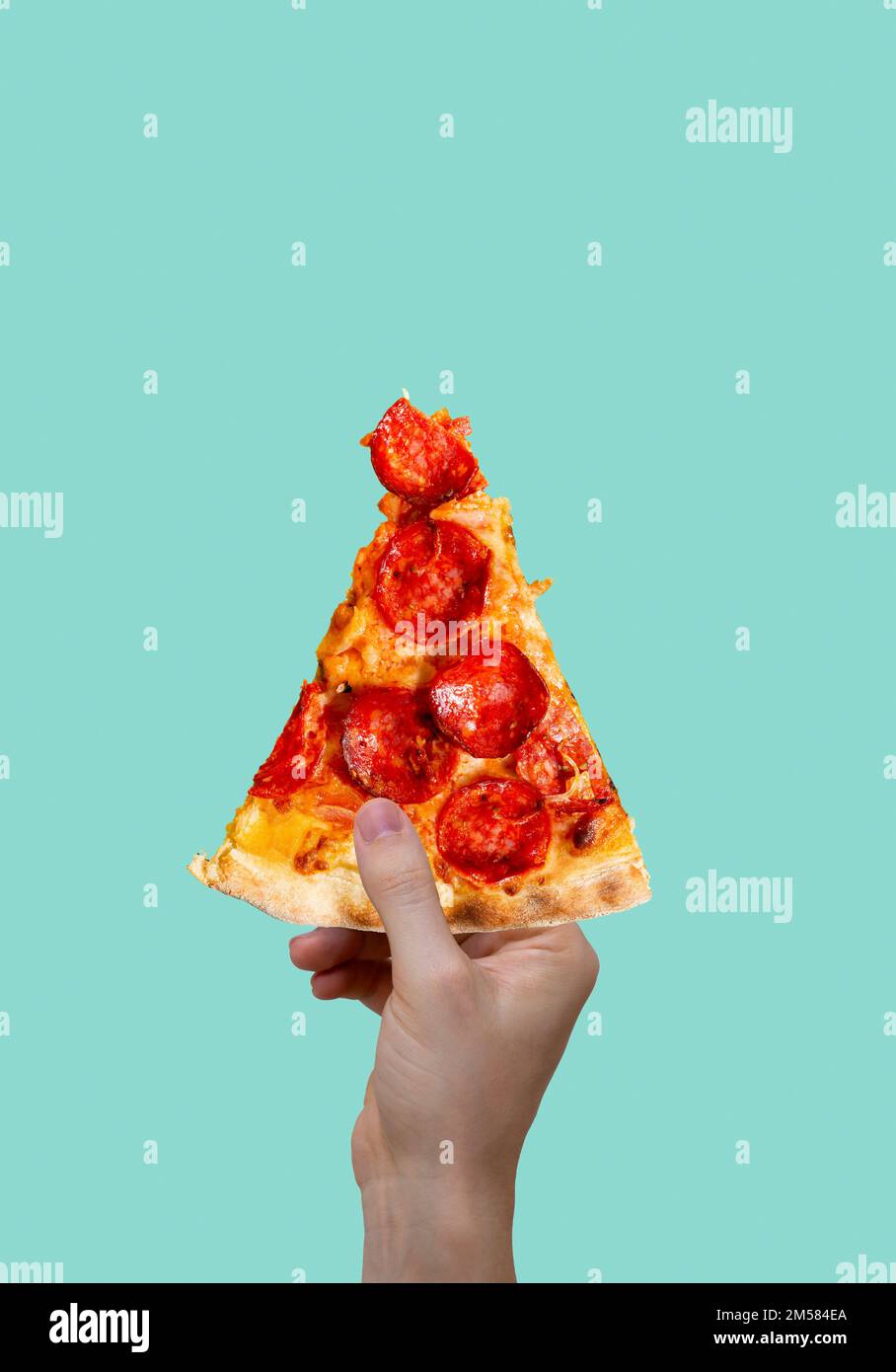 Poster del cibo moderno. Donna che tiene un pezzo di salame pepperoni pizza. Cucina moderna. Pubblicità, marketing e business. Poster, illustrazione wi Foto Stock