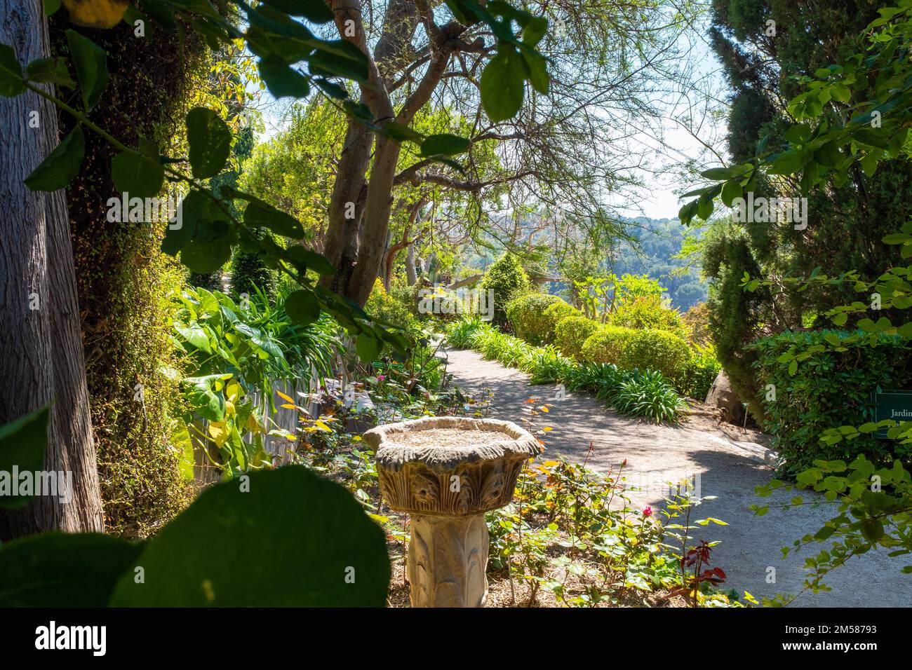 Saint-Jean-Cap-Ferrat - 3 maggio 2022: Uno dei vicoli del giardino a Villa Ephrussi de Rothschild. Preso in una giornata di primavera soleggiata senza persone Foto Stock