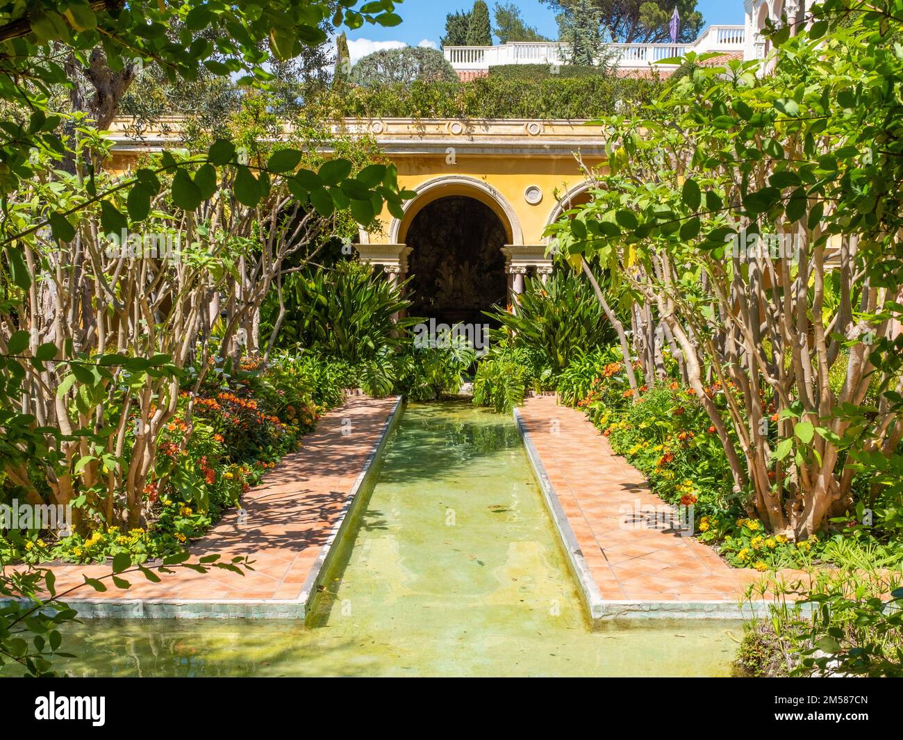 Saint-Jean-Cap-Ferrat - 3 maggio 2022: Un giardino formale mauresque presso la Villa Ephrussi de Rothschild. Preso in una giornata di primavera soleggiata senza persone Foto Stock