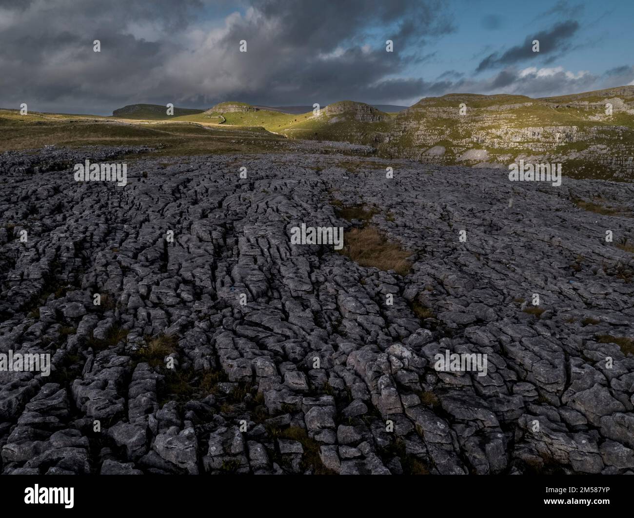 Vedute aeree del marciapiede calcareo vicino a Malham con Comb Hill e Dean Moor Hill in lontananza Foto Stock