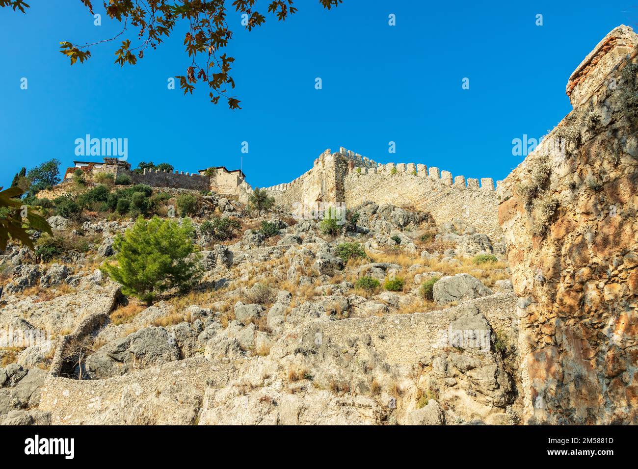 Le mura merlate del Castello di Alanya nella Turchia meridionale appartengono alla magnifica rovina di Seljuk con il nome locale di Alanya Kalesi. Foto Stock
