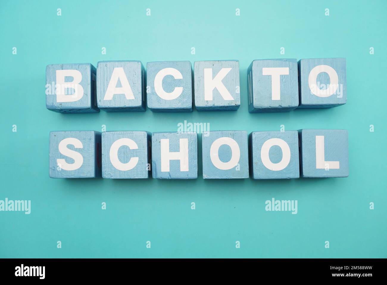 Back to School testo lettere alfabetiche vista dall'alto piatto giacente su sfondo blu Foto Stock