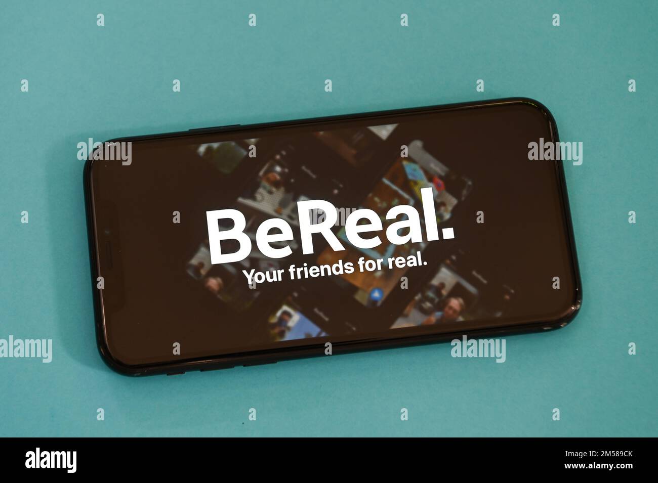 Milano, Italia - 27 dicembre 2022: Il BeReal. logo dell'app sullo schermo di uno smartphone su sfondo blu. Ogni giorno ad un'ora diversa, ogni utente del Bere Foto Stock