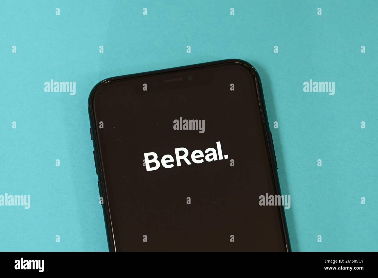 Milano, Italia - 27 dicembre 2022: Il BeReal. logo dell'app sullo schermo di uno smartphone su sfondo blu. Ogni giorno ad un'ora diversa, ogni utente del Bere Foto Stock
