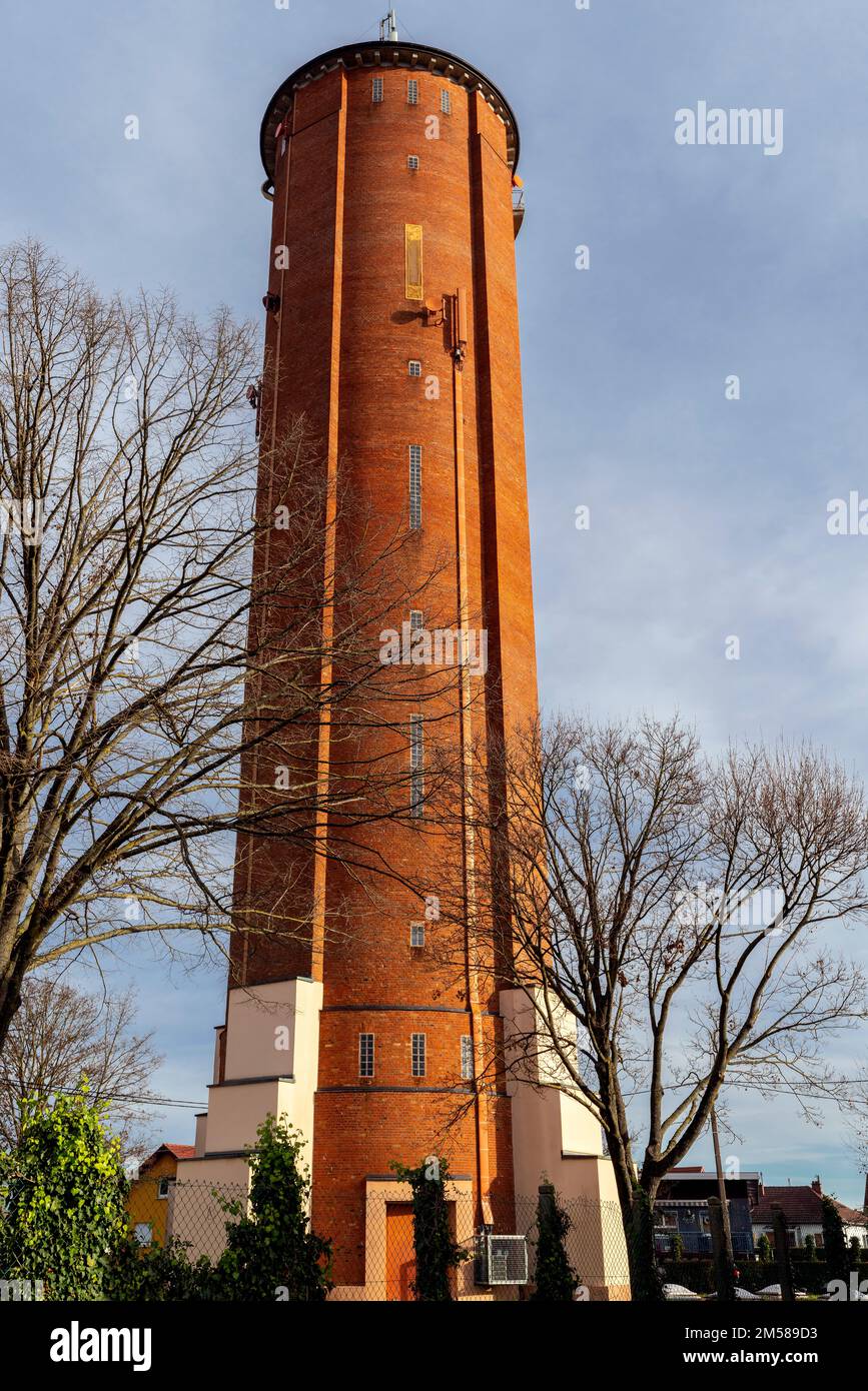 Costruito in mattoni torre circolare d'acqua. Ungersheim, Alsazia, Francia. Costruzione emblematica questa torre alta 52 m, interamente realizzata in mattoni rossi wa Foto Stock