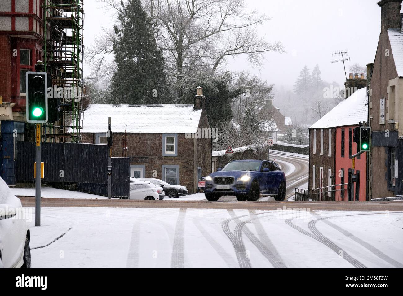 Callander, Scozia, Regno Unito. 27th dicembre 2022. Forte caduta di neve che causa condizioni di guida difficili in Callander High Street per automobilisti e pedoni. Credit: Craig Brown/Alamy Live News Foto Stock