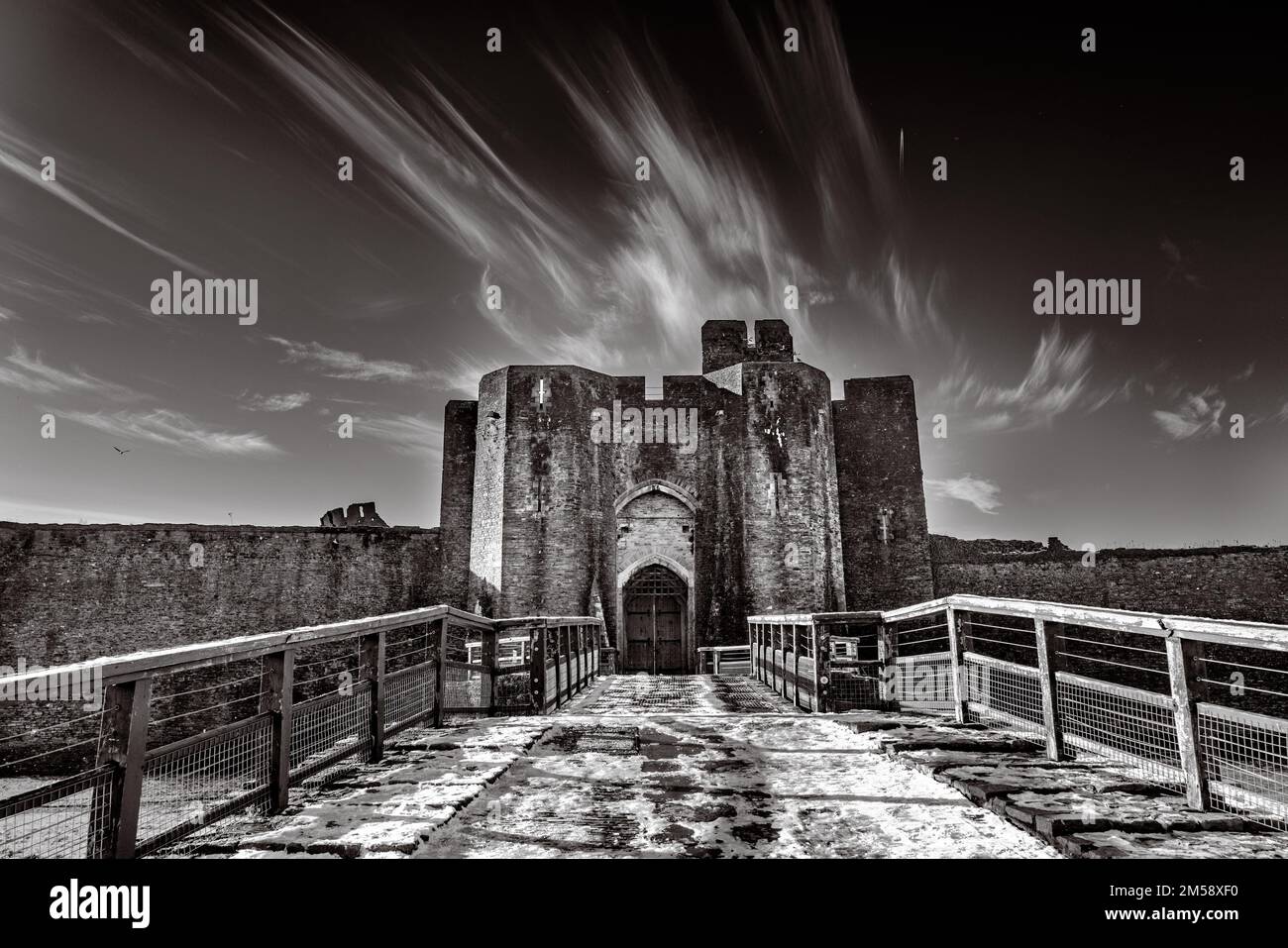 Inverno giorno alla porta del castello di Caerphilly in Glamorgan Galles del Sud Foto Stock