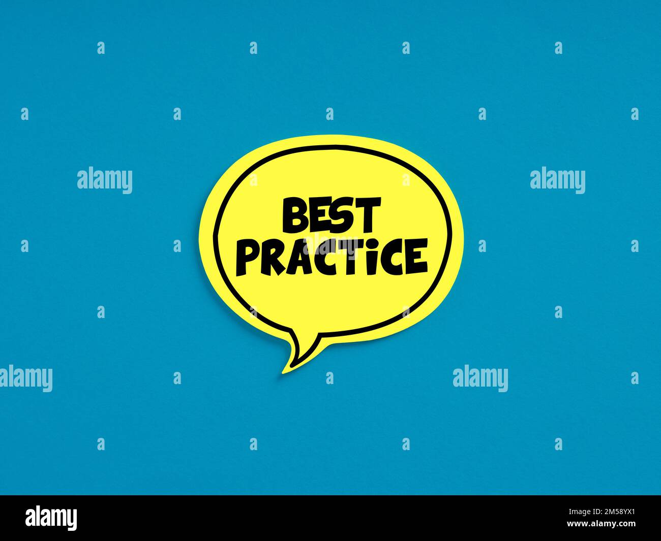 La parola Best practice sulla bolla di linguaggio giallo su sfondo blu. Concetto aziendale. Foto Stock