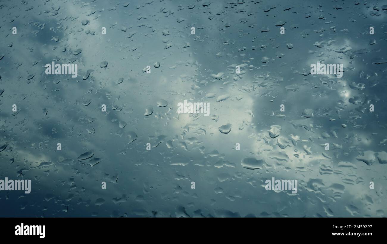 Gocce di acqua sul vetro Foto Stock