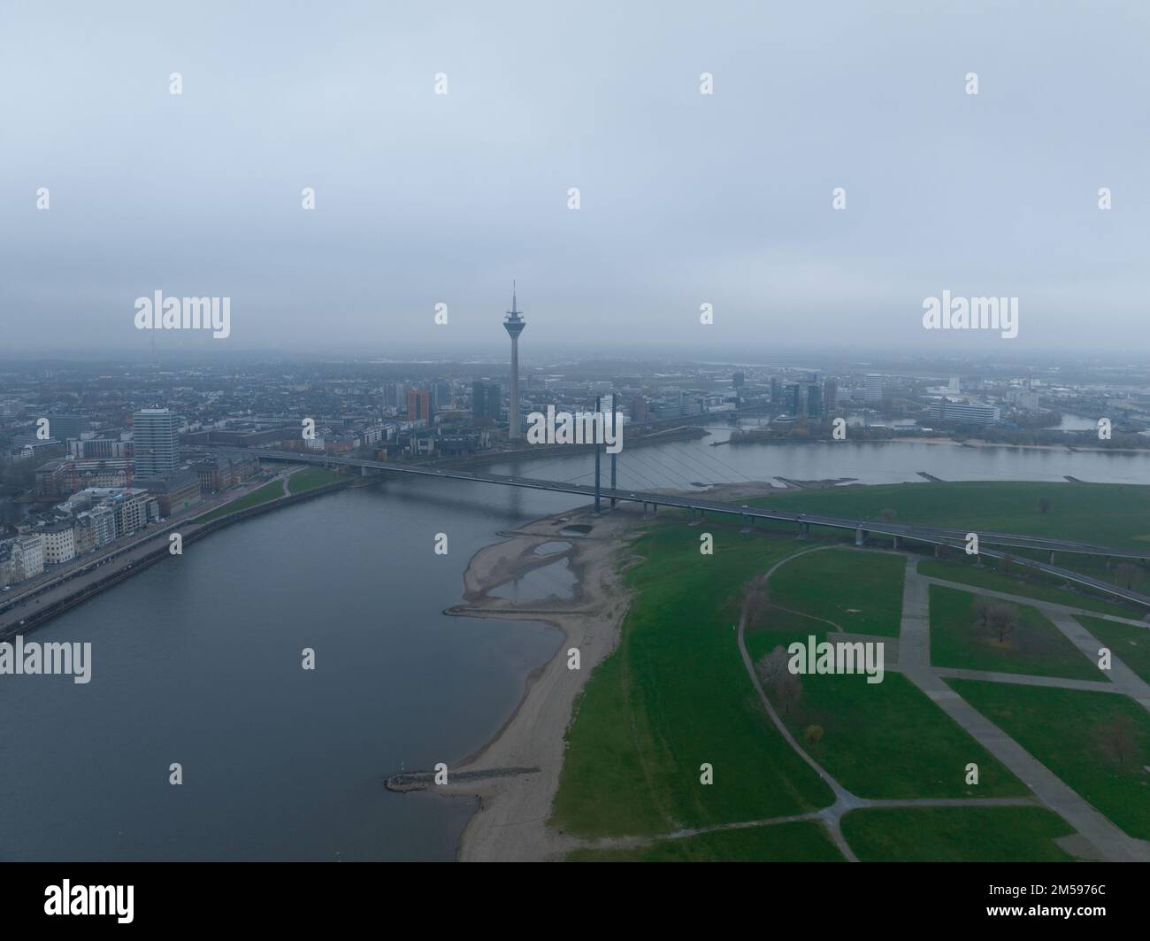 Dusseldorf , 11th dicembre 2022, Germania. Vista dall'alto dello skyline di Dusseldorf, fiume reno, ponte Rheinknie, osservazione turistica di Rheinturm Foto Stock