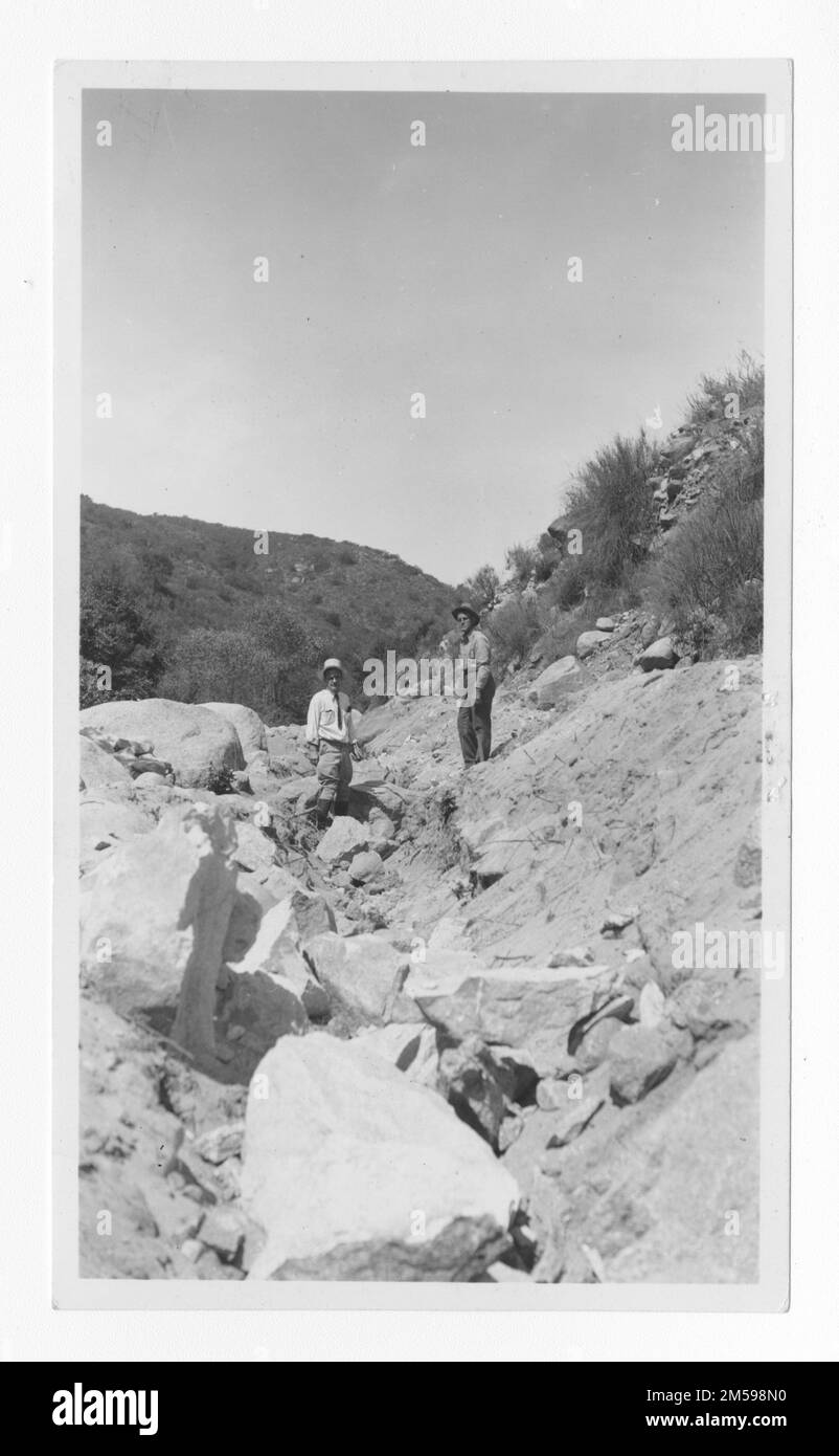 Didascalia originale: 'Pala - Station 14-00, Looking West - mostrando difficili condizioni di scavo incontrato gravità principale per il sistema Northside.'. 1936 - 1942. Regione del Pacifico (Riverside, CA). Stampa fotografica. Dipartimento dell'interno. Ufficio degli affari indiani. Agenzia di missione. 11/15/1920-6/17/1946. Fotografie Foto Stock