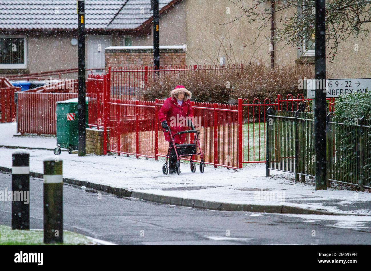 Dundee, Tayside, Scozia, Regno Unito. 27th Dec, 2022. UK Weather: Inverno a Dundee, con forte caduta di neve mattutina a causa di un calo di temperatura di 2°C. Residenti locali e automobilisti sono fuori e circa questa mattina, catturati nella neve inaspettata. Credit: Dundee Photographics/Alamy Live News Foto Stock