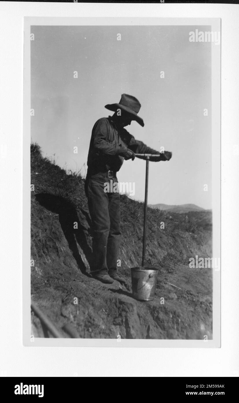 Didascalia originale: 'Mesa Grande. Sentiero per camion. Forando con trivella in granito decomposto morbido.'. 1936 - 1942. Regione del Pacifico (Riverside, CA). Stampa fotografica. Dipartimento dell'interno. Ufficio degli affari indiani. Agenzia di missione. 11/15/1920-6/17/1946. Fotografie Foto Stock
