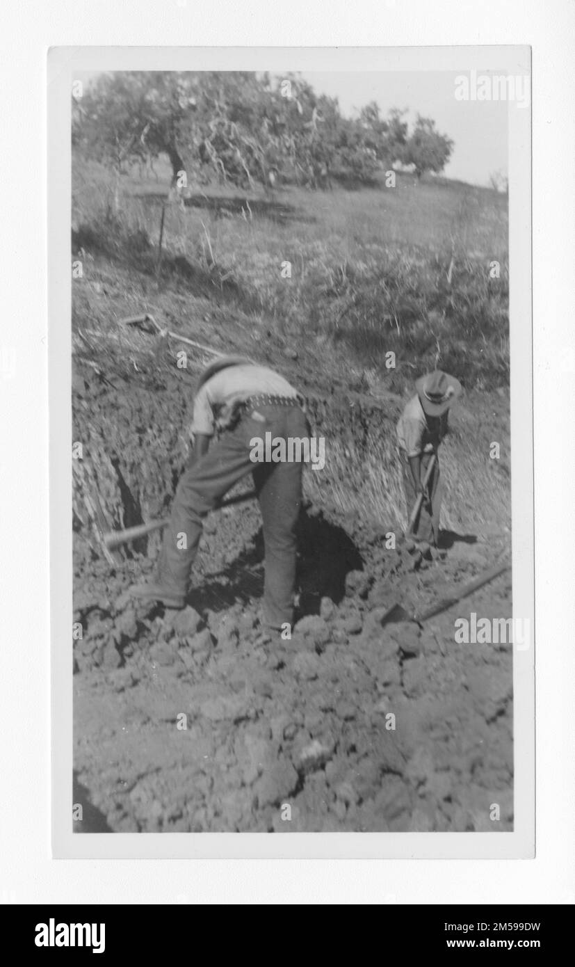 Didascalia originale: 'Mesa Grande. Truck Trail". 1936 - 1942. Regione del Pacifico (Riverside, CA). Stampa fotografica. Dipartimento dell'interno. Ufficio degli affari indiani. Agenzia di missione. 11/15/1920-6/17/1946. Fotografie Foto Stock