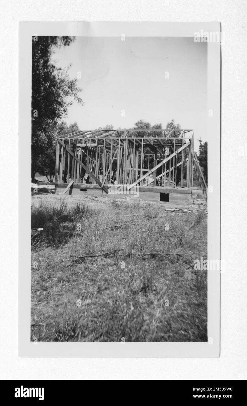 Didascalia originale: 'Costruzione di Casa'. 1936 - 1942. Regione del Pacifico (Riverside, CA). Stampa fotografica. Dipartimento dell'interno. Ufficio degli affari indiani. Agenzia di missione. 11/15/1920-6/17/1946. Fotografie Foto Stock