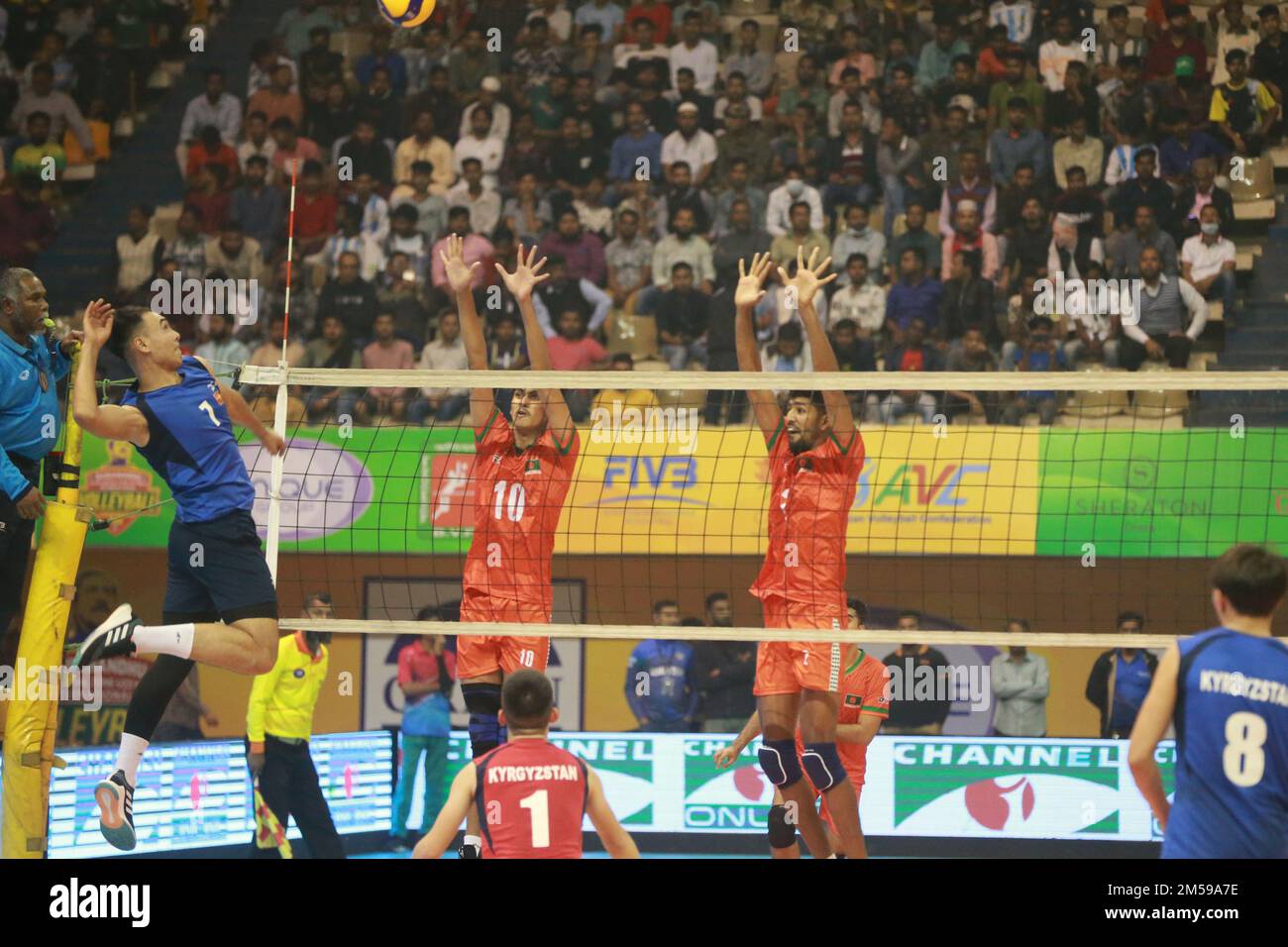 Bangabandhu Asian Central zone U-23 Campionato Internazionale di Volley uomo allo stadio al coperto Shaheed Suhrawardy di Mirpur, Dhaka, Bangladesh. Foto Stock