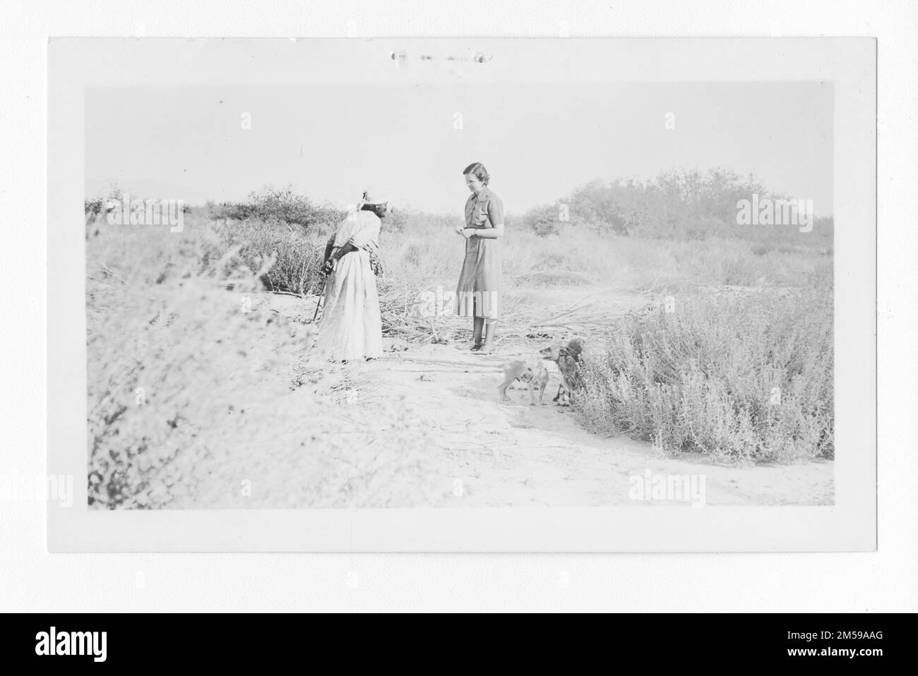 Didascalia originale: 'Infermiera di campo e vecchia donna indiana '. 1936 - 1942. Regione del Pacifico (Riverside, CA). Stampa fotografica. Dipartimento dell'interno. Ufficio degli affari indiani. Agenzia di missione. 11/15/1920-6/17/1946. Fotografie Foto Stock