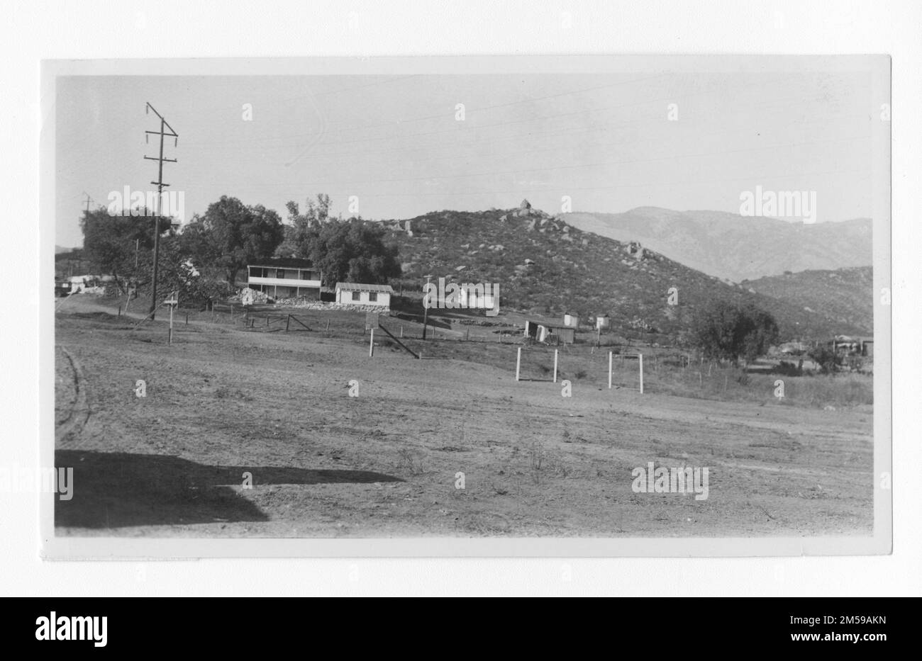 Didascalia originale: 'Rincon - Scuola e parco giochi'. 1936 - 1942. Regione del Pacifico (Riverside, CA). Stampa fotografica. Dipartimento dell'interno. Ufficio degli affari indiani. Agenzia di missione. 11/15/1920-6/17/1946. Fotografie Foto Stock