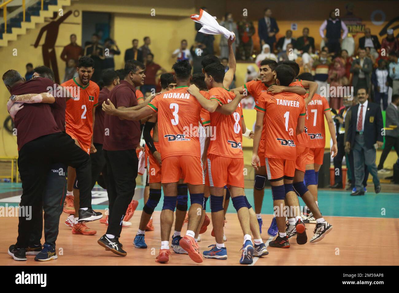 Bangabandhu Asian Central zone U-23 Campionato Internazionale di Volley uomo allo stadio al coperto Shaheed Suhrawardy di Mirpur, Dhaka, Bangladesh. Foto Stock