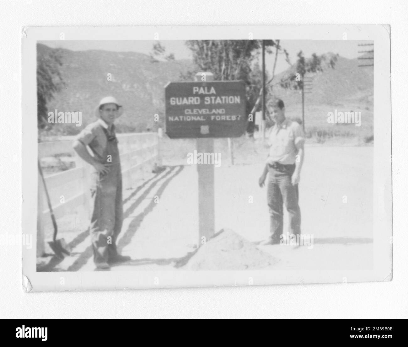 Didascalia originale: 'Segnale di stazione di guardia'. 1936 - 1942. Regione del Pacifico (Riverside, CA). Stampa fotografica. Dipartimento dell'interno. Ufficio degli affari indiani. Agenzia di missione. 11/15/1920-6/17/1946. Fotografie Foto Stock