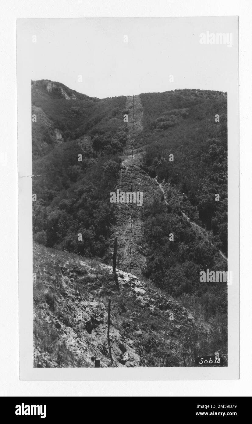 Didascalia originale: 'Soboba Reservation - Fire break and boundary recence.'. 1936 - 1942. Regione del Pacifico (Riverside, CA). Stampa fotografica. Dipartimento dell'interno. Ufficio degli affari indiani. Agenzia di missione. 11/15/1920-6/17/1946. Fotografie Foto Stock