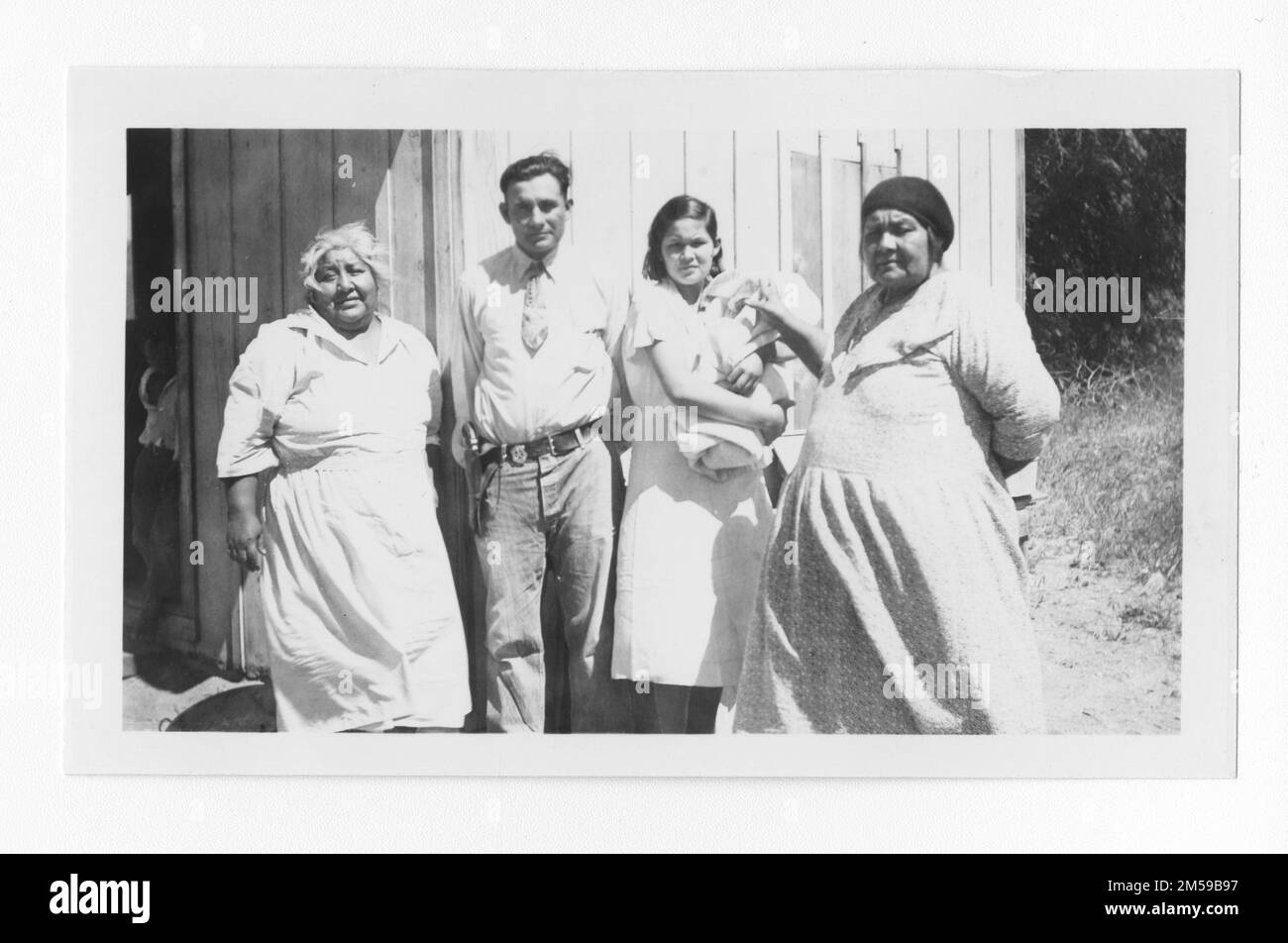 Didascalia originale: 'Maggio 1935. Morongo - attività di infermiera sul campo. Chona Noles, John Martin, Ella Martin, James Martin e Victoria Weirich. Portato fuori dalla casa di Maria Pablo.'. 1936 - 1942. Regione del Pacifico (Riverside, CA). Stampa fotografica. Dipartimento dell'interno. Ufficio degli affari indiani. Agenzia di missione. 11/15/1920-6/17/1946. Fotografie Foto Stock